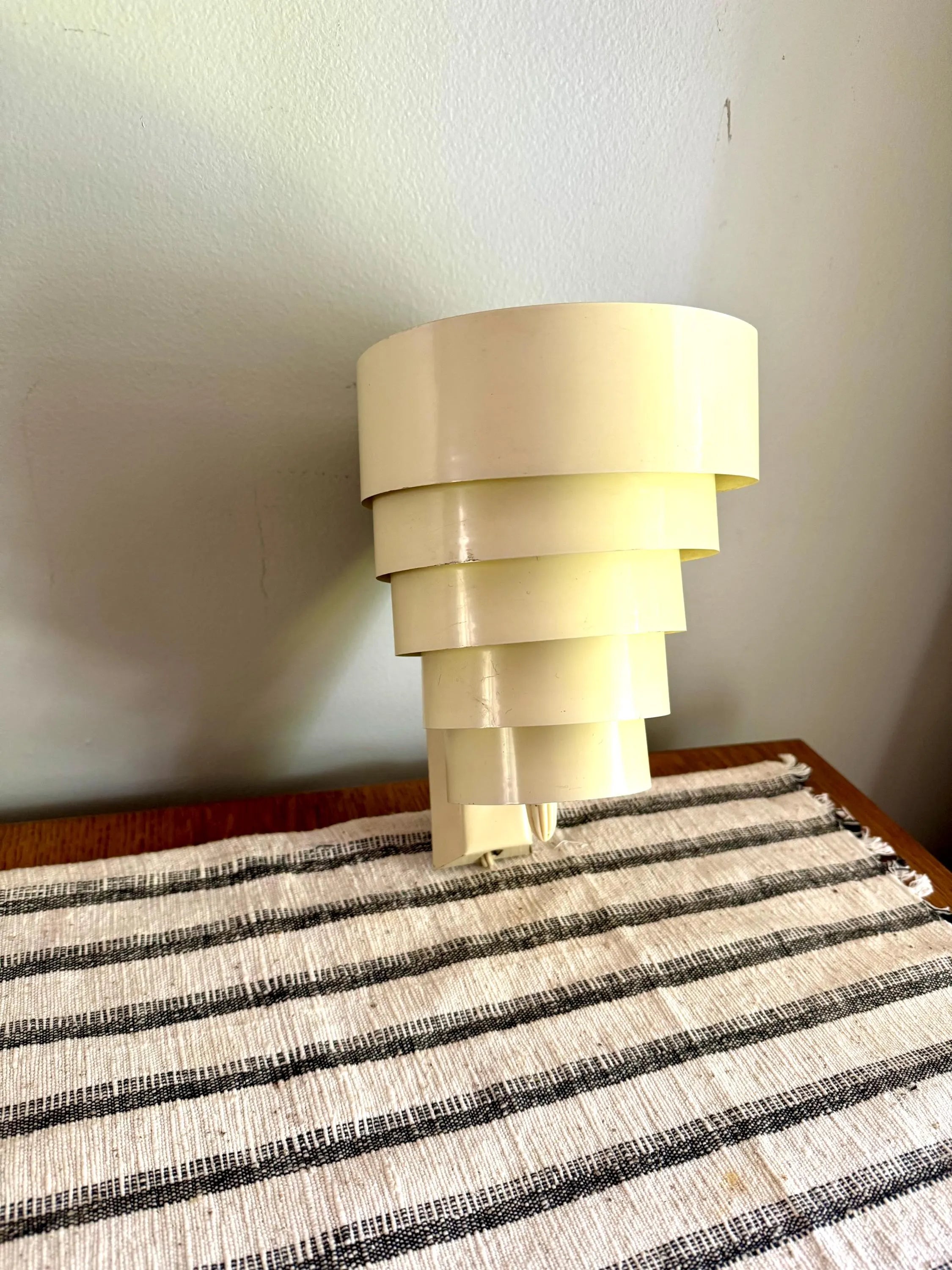 Vtg Mid Century Creme Venetian Tiered Shade Wall Sconce | Art Deco Venetian Shade Wall Lamp | Modern Venetian Tiered Shade Wall Light