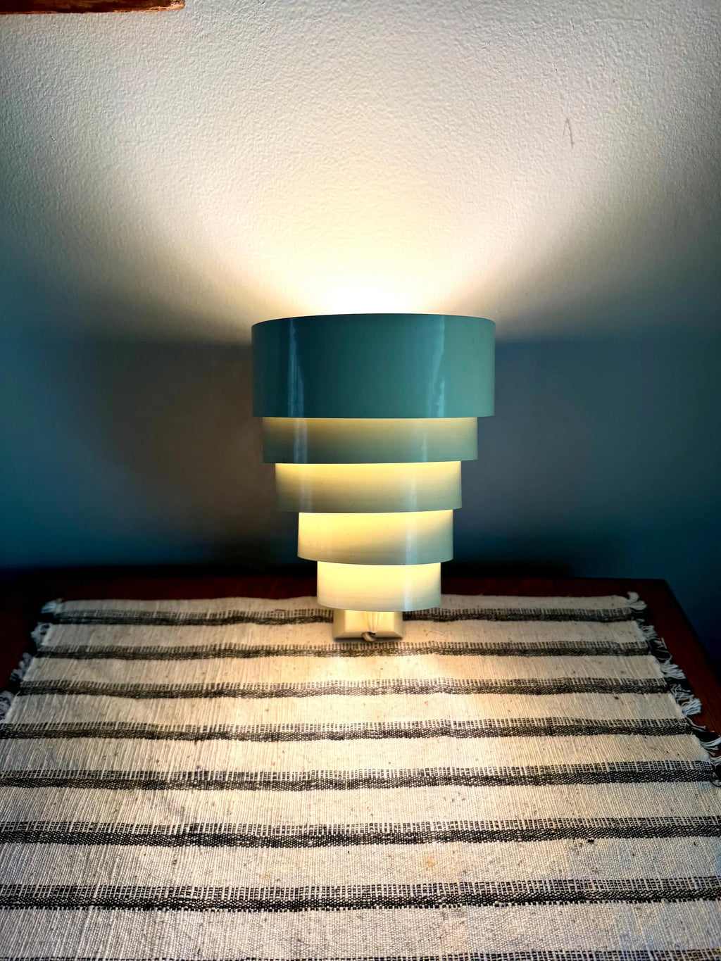 Vtg Mid Century Creme Venetian Tiered Shade Wall Sconce | Art Deco Venetian Shade Wall Lamp | Modern Venetian Tiered Shade Wall Light