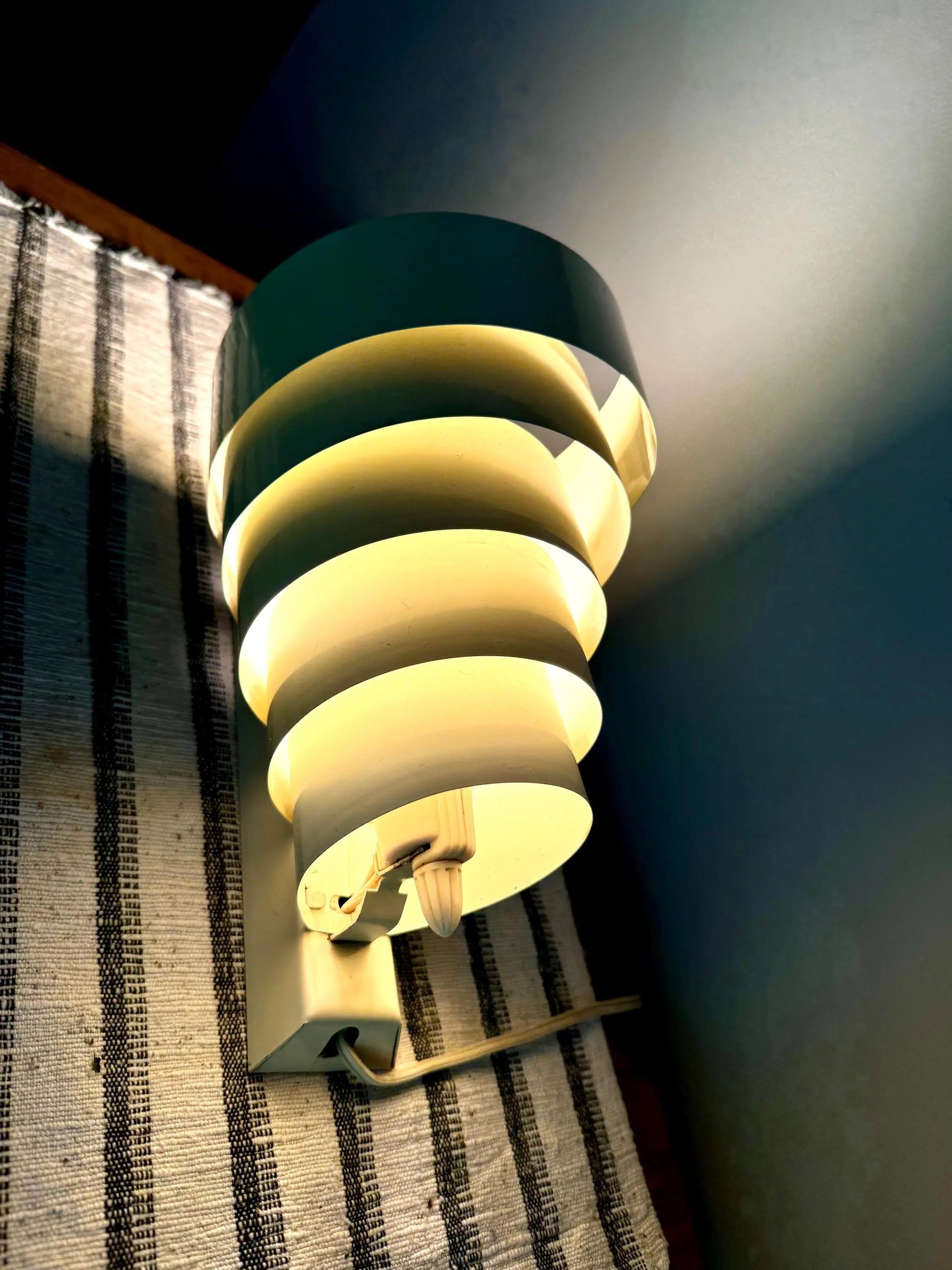 Vtg Mid Century Creme Venetian Tiered Shade Wall Sconce | Art Deco Venetian Shade Wall Lamp | Modern Venetian Tiered Shade Wall Light