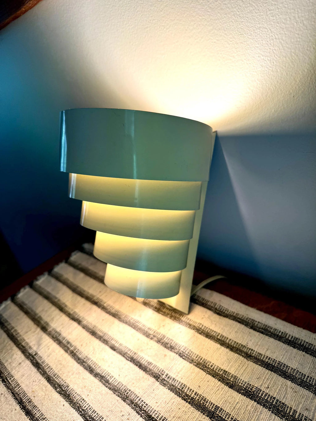 Vtg Mid Century Creme Venetian Tiered Shade Wall Sconce | Art Deco Venetian Shade Wall Lamp | Modern Venetian Tiered Shade Wall Light