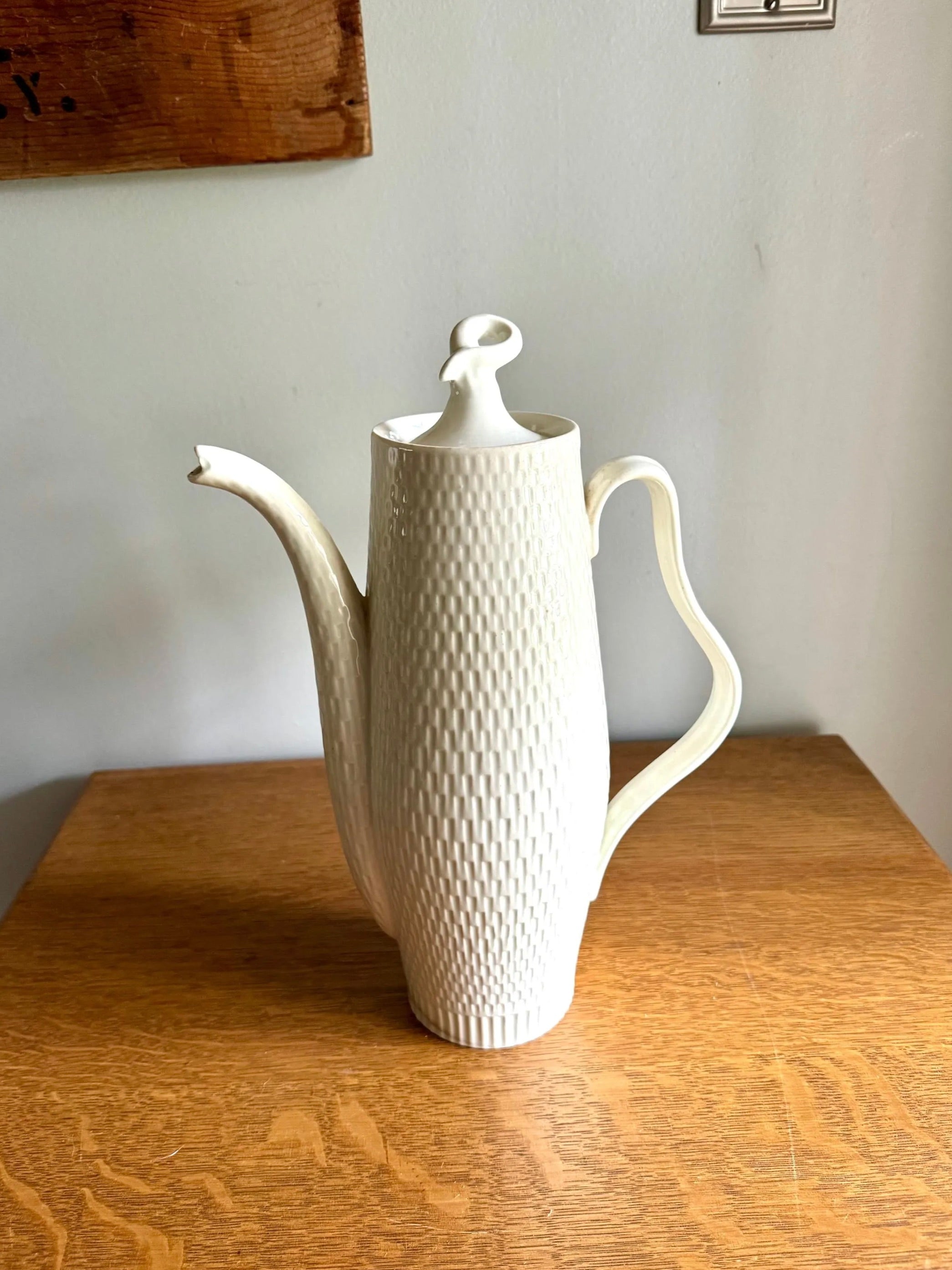 Vtg Red Wing China 20th Century Coffee Pot With Lid | Red Wing Capistrano Tea Pot | Redwing Textured MCM Shaped Serving Pitcher