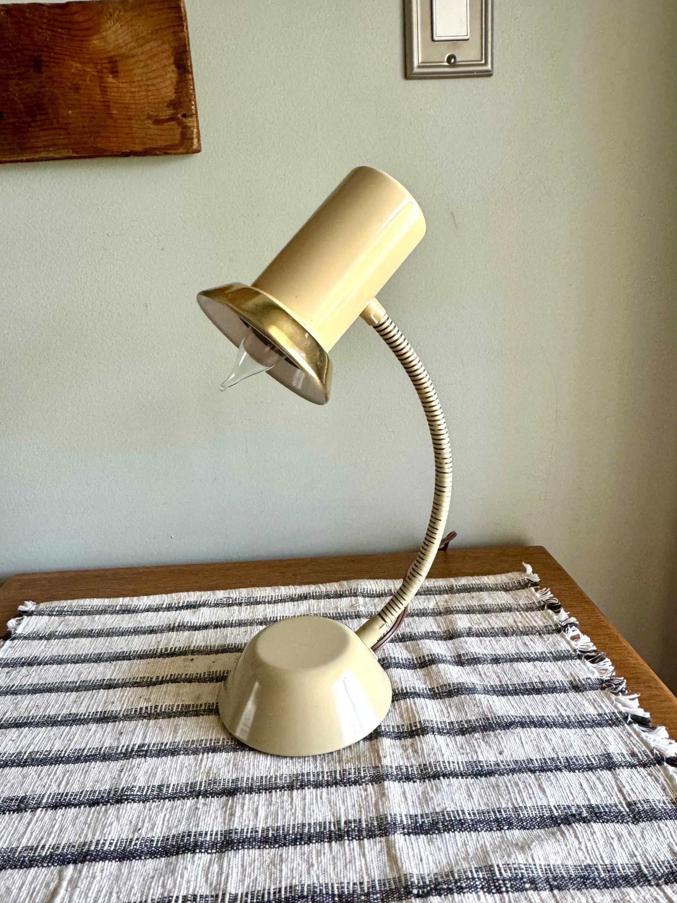 Vtg Gold and Tan Toned Gooseneck Desk Lamp | Mid Century Desk Lamp | 50's Reading Lamp | Gooseneck Arc Desk Lamp | MCM Desk Lamp