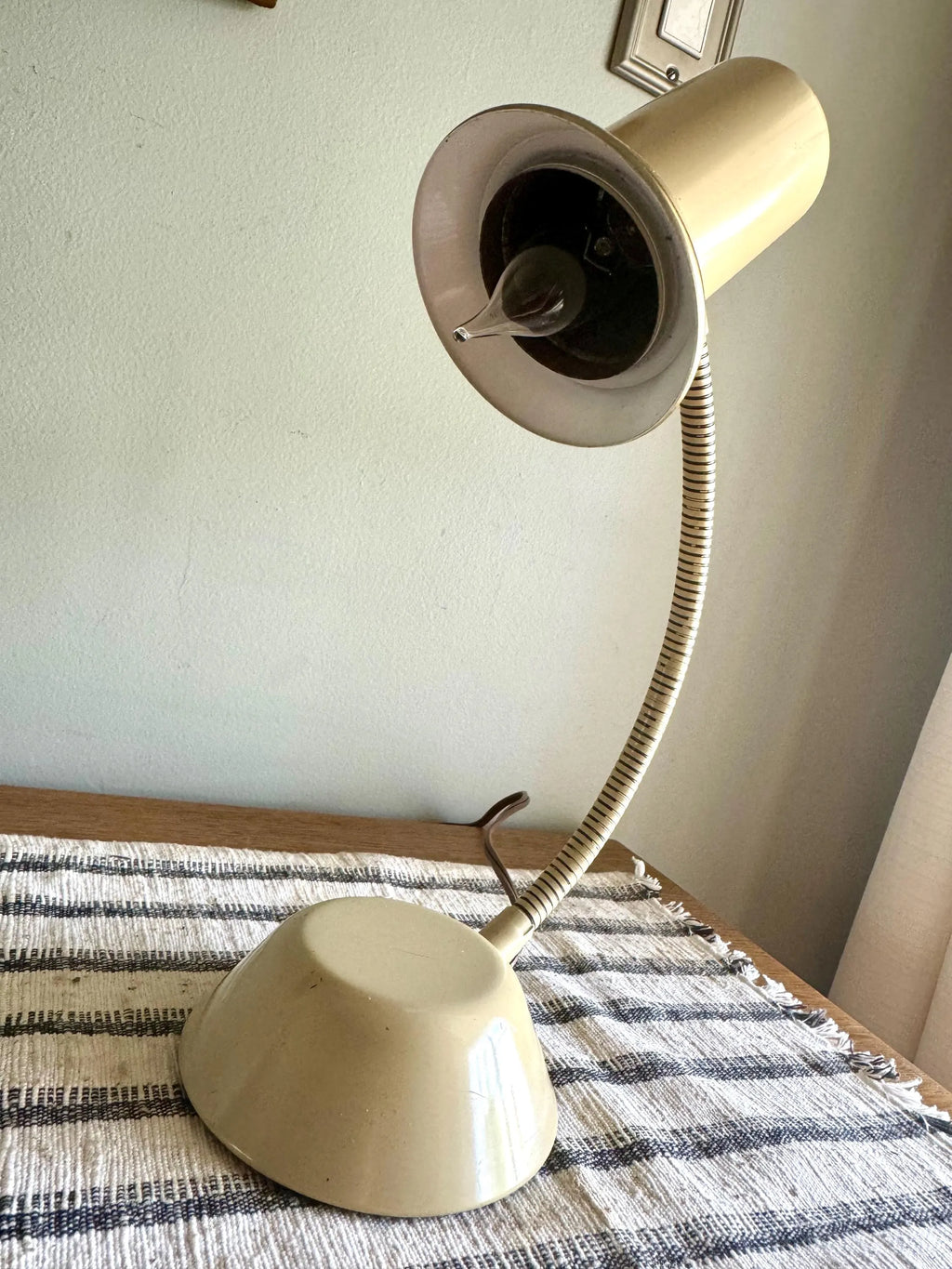 Vtg Gold and Tan Toned Gooseneck Desk Lamp | Mid Century Desk Lamp | 50's Reading Lamp | Gooseneck Arc Desk Lamp | MCM Desk Lamp