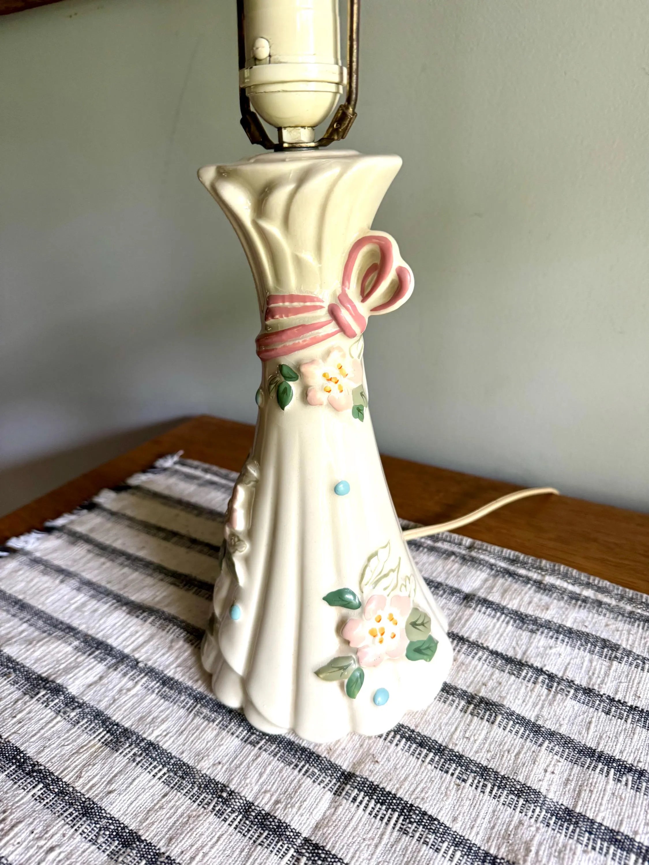 Vtg F.B. Johnson Ceramic Floral Lamp | W.F.B. Johnson Floral Ribbon Ceramic Lamp| Ceramic Floral Boudoir Lamp | 60's Ceramic Floral Lamp