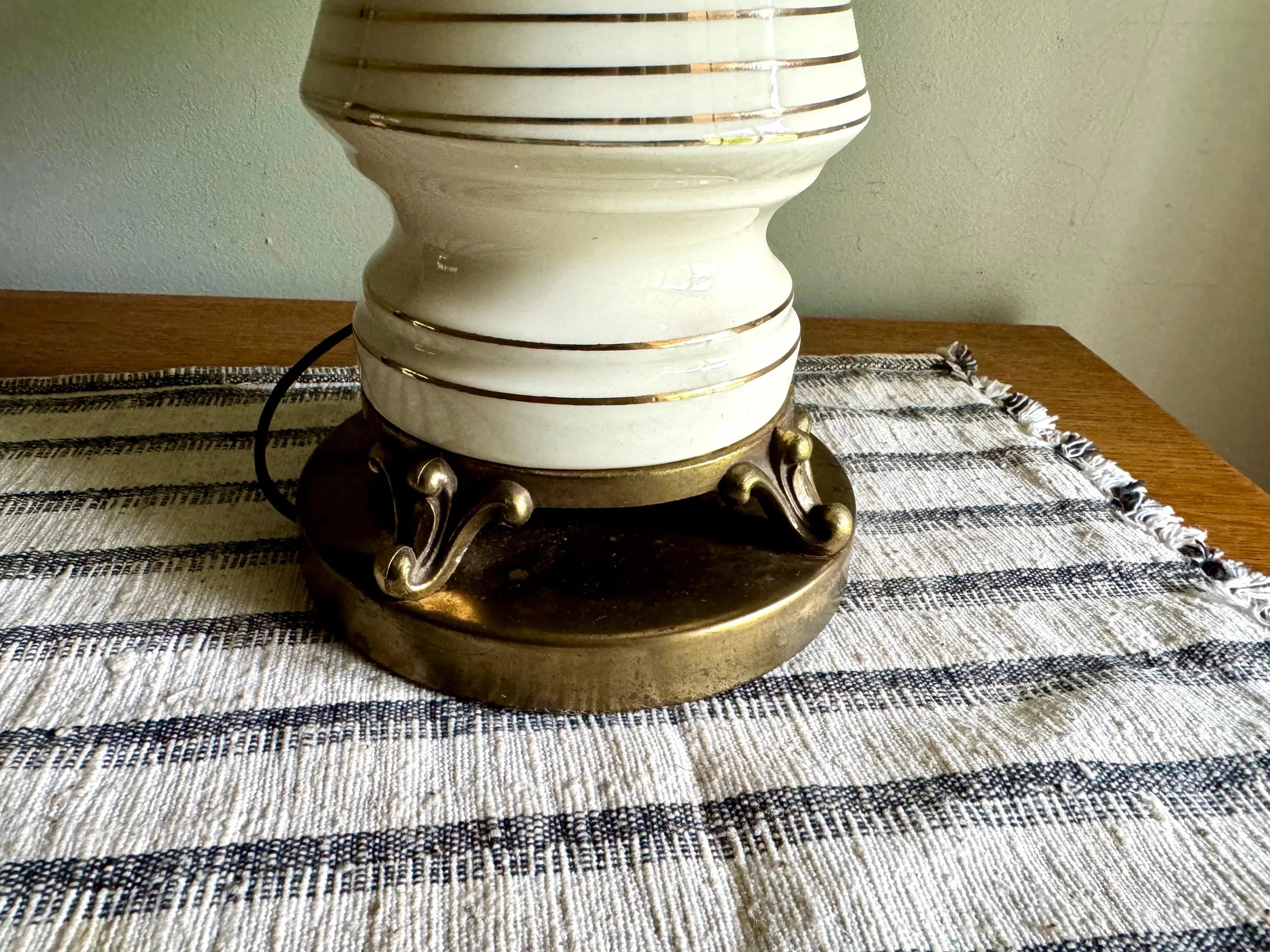 Vtg Mid Century Ceramic Lamp | MCM Table Lamp | White and Gold Desk Lamp | Art Deco Night Stand Lamp | White and Gold Leaf Ceramic Lamp