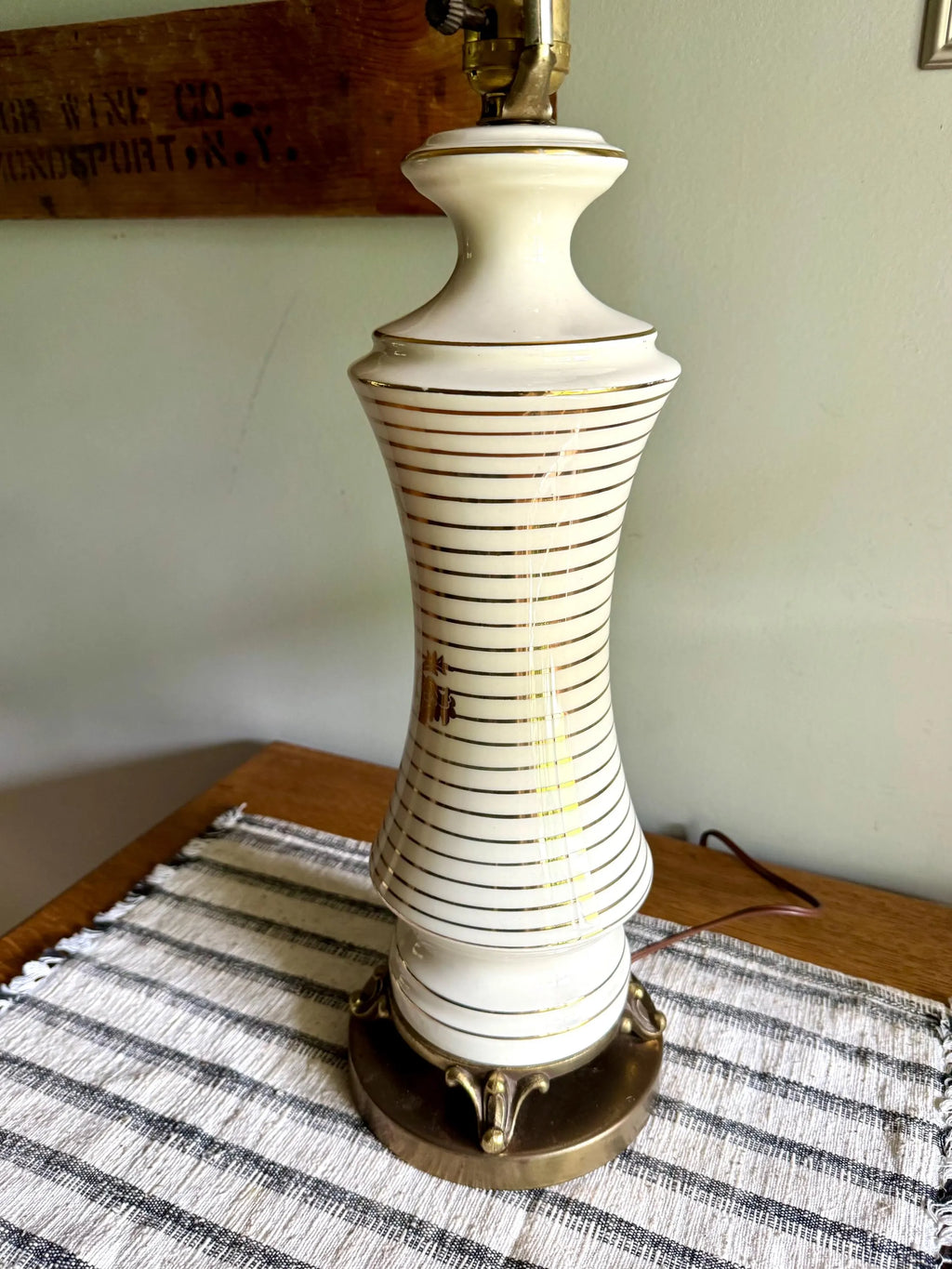Vtg Mid Century Ceramic Lamp | MCM Table Lamp | White and Gold Desk Lamp | Art Deco Night Stand Lamp | White and Gold Leaf Ceramic Lamp