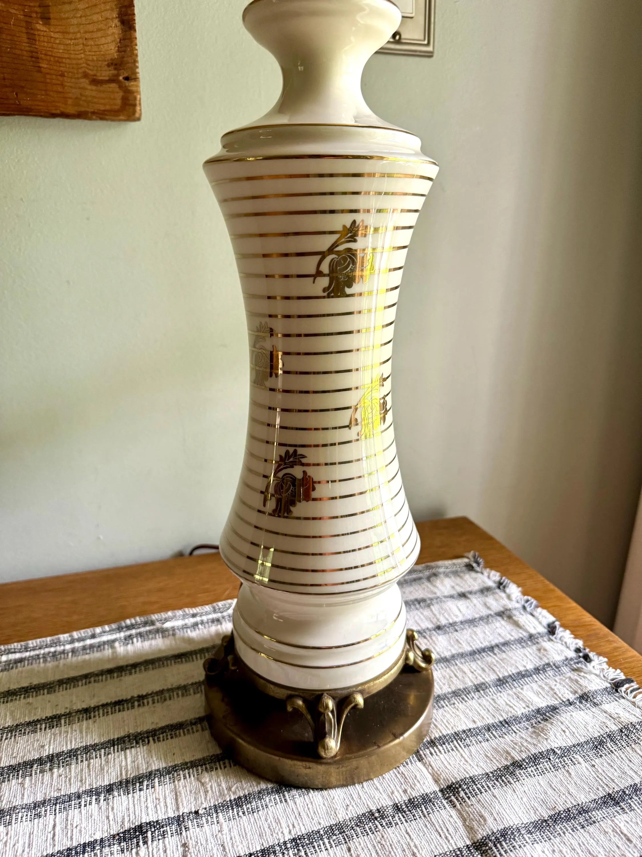 Vtg Mid Century Ceramic Lamp | MCM Table Lamp | White and Gold Desk Lamp | Art Deco Night Stand Lamp | White and Gold Leaf Ceramic Lamp