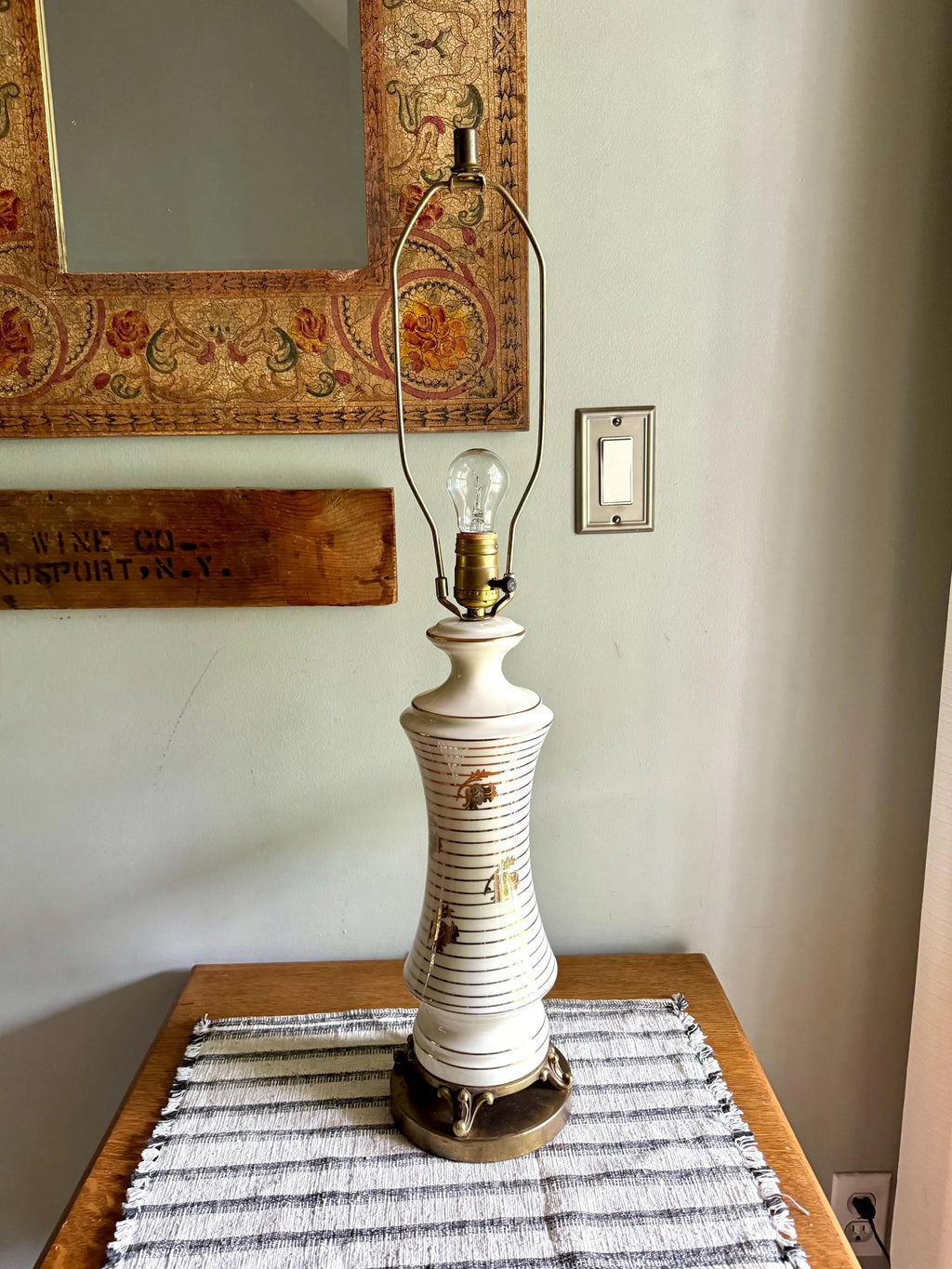 Vtg Mid Century Ceramic Lamp | MCM Table Lamp | White and Gold Desk Lamp | Art Deco Night Stand Lamp | White and Gold Leaf Ceramic Lamp