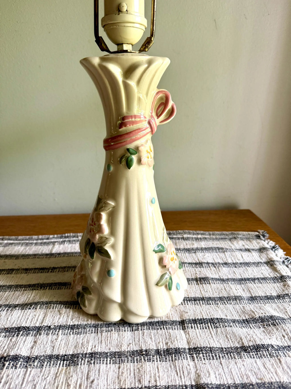 Vtg F.B. Johnson Ceramic Floral Lamp | W.F.B. Johnson Floral Ribbon Ceramic Lamp| Ceramic Floral Boudoir Lamp | 60's Ceramic Floral Lamp
