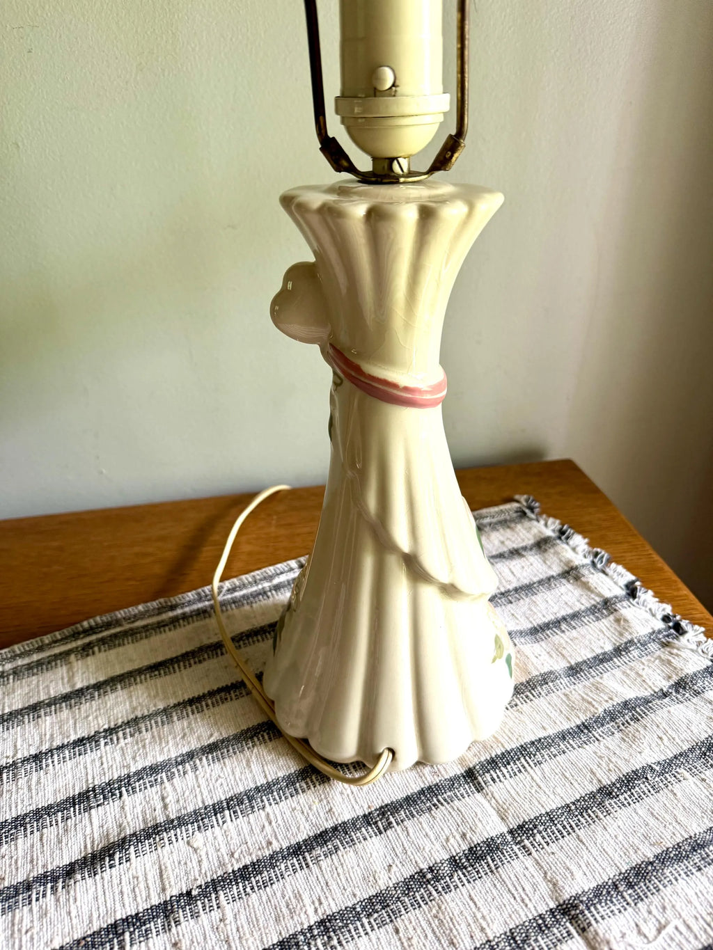 Vtg F.B. Johnson Ceramic Floral Lamp | W.F.B. Johnson Floral Ribbon Ceramic Lamp| Ceramic Floral Boudoir Lamp | 60's Ceramic Floral Lamp