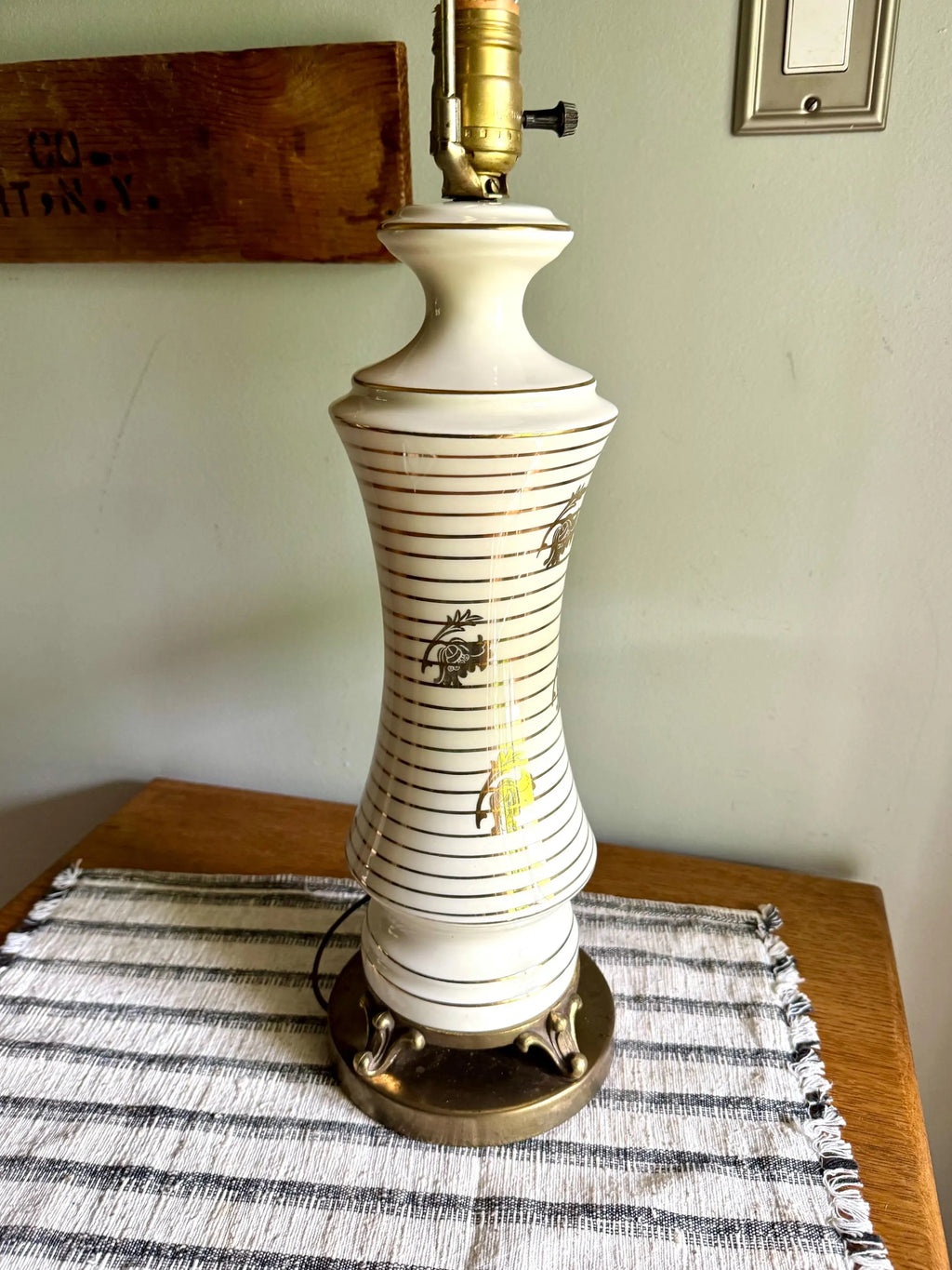 Vtg Mid Century Ceramic Lamp | MCM Table Lamp | White and Gold Desk Lamp | Art Deco Night Stand Lamp | White and Gold Leaf Ceramic Lamp