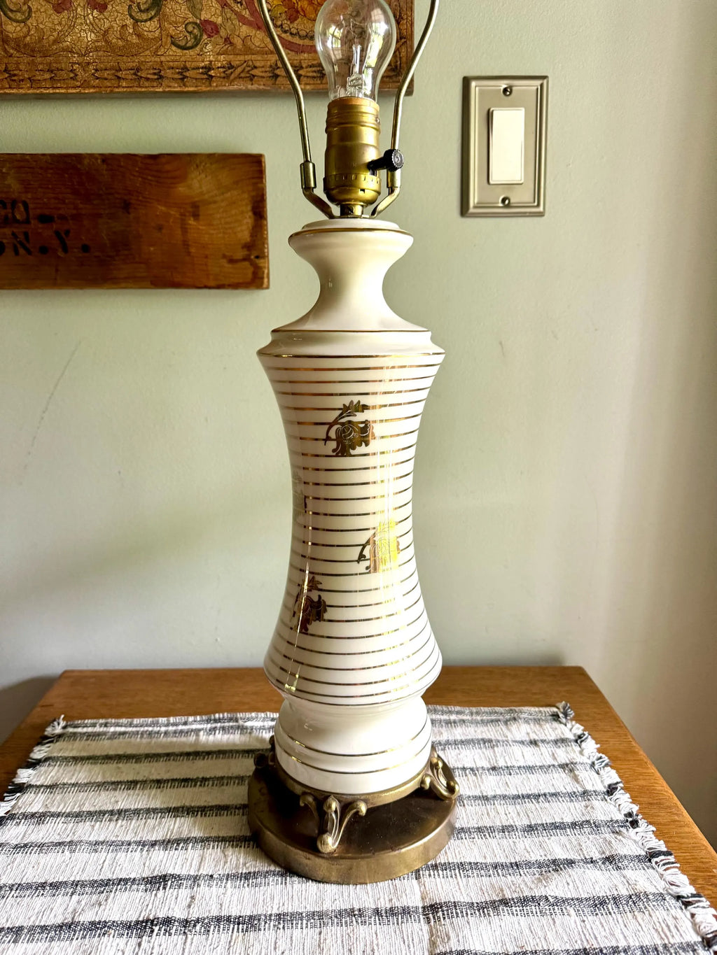 Vtg Mid Century Ceramic Lamp | MCM Table Lamp | White and Gold Desk Lamp | Art Deco Night Stand Lamp | White and Gold Leaf Ceramic Lamp