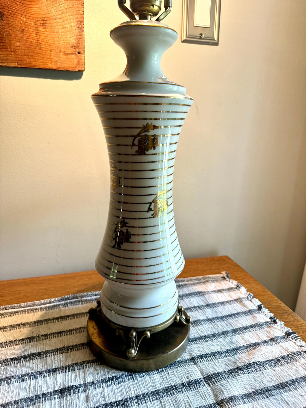 Vtg Mid Century Ceramic Lamp | MCM Table Lamp | White and Gold Desk Lamp | Art Deco Night Stand Lamp | White and Gold Leaf Ceramic Lamp