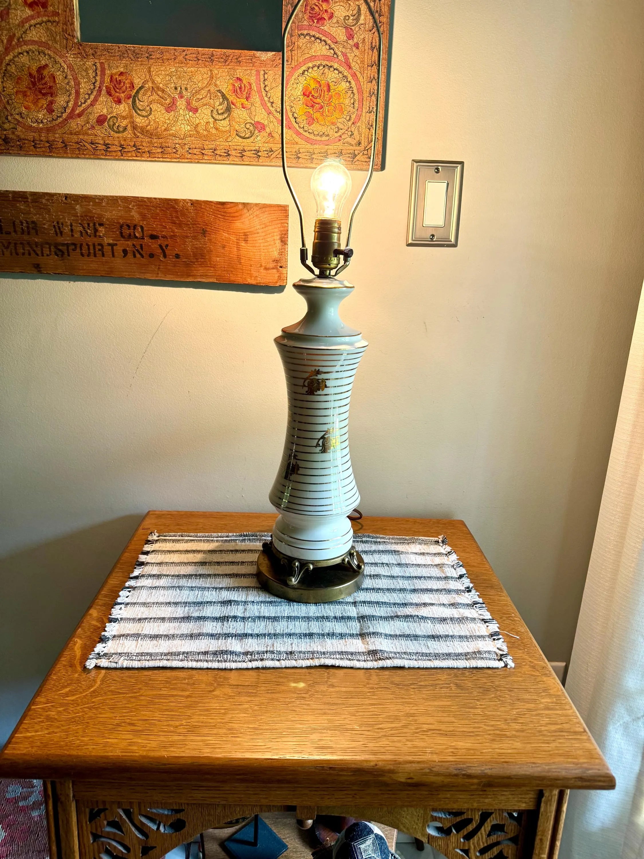 Vtg Mid Century Ceramic Lamp | MCM Table Lamp | White and Gold Desk Lamp | Art Deco Night Stand Lamp | White and Gold Leaf Ceramic Lamp