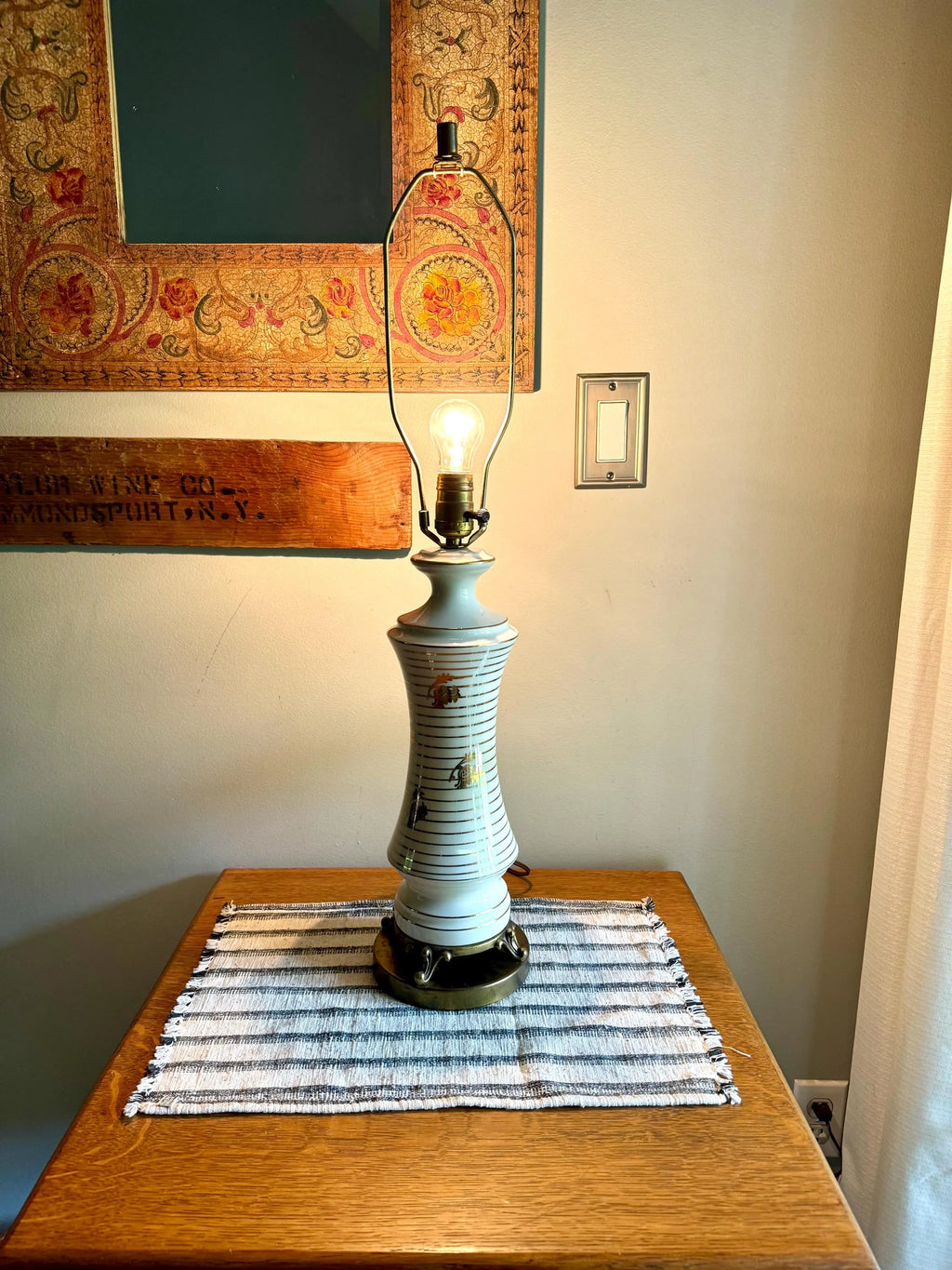 Vtg Mid Century Ceramic Lamp | MCM Table Lamp | White and Gold Desk Lamp | Art Deco Night Stand Lamp | White and Gold Leaf Ceramic Lamp
