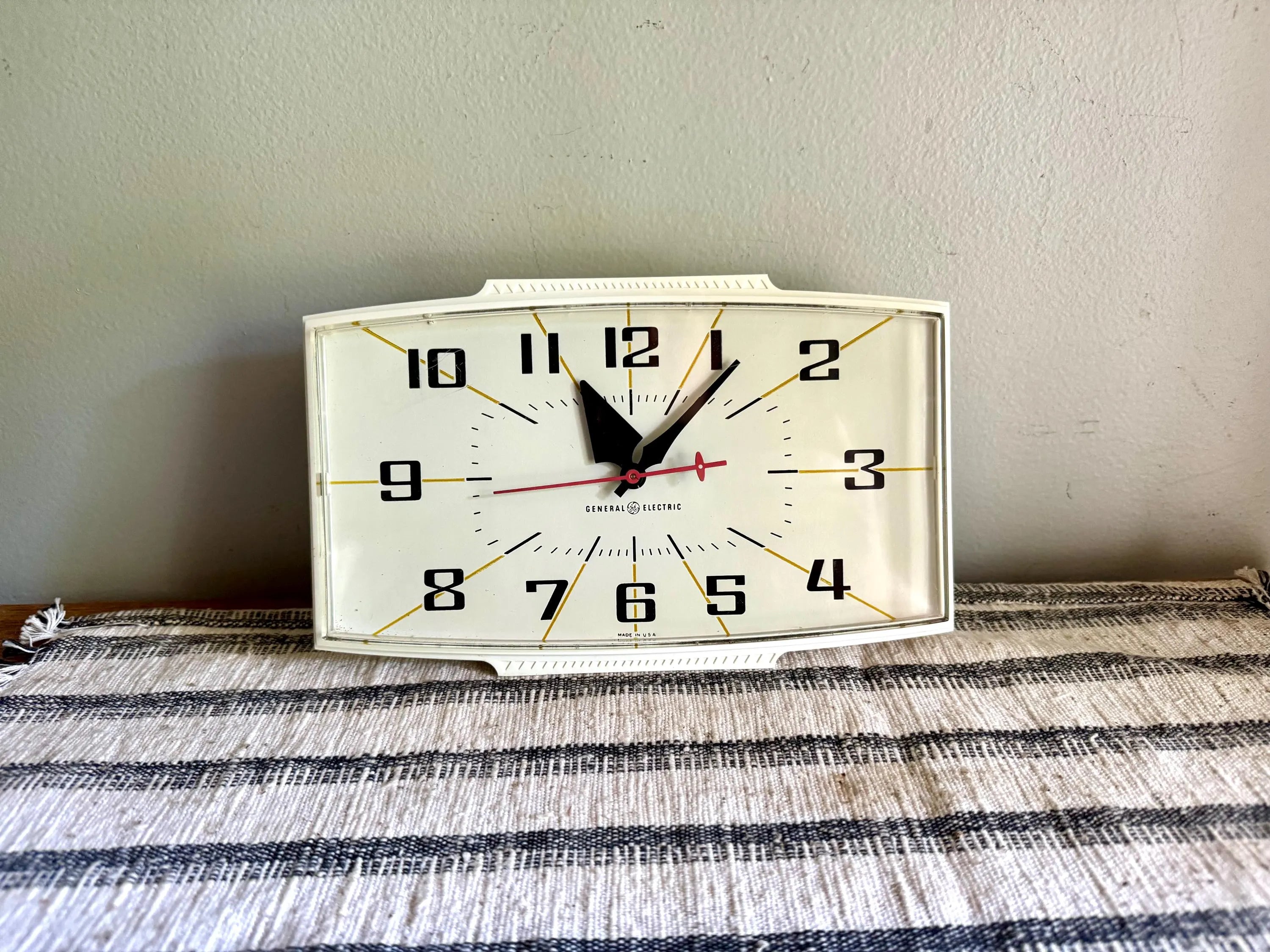 Vintage MCM General Electric Wall Clock | White G.E. 2153 Kitchen Clock | Mid Century White Kitchen Clock | Working Electric Wall Clock