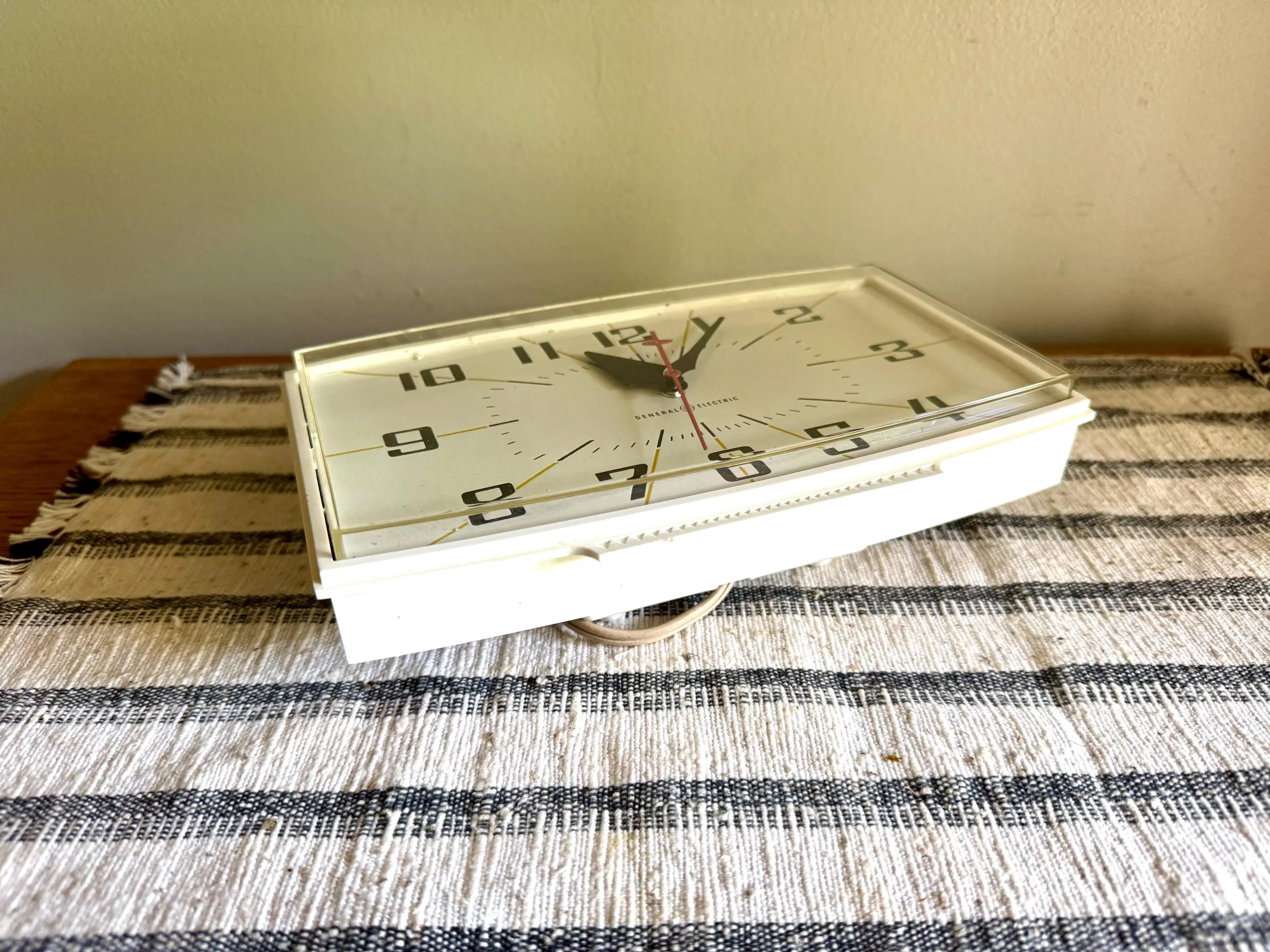 Vintage MCM General Electric Wall Clock | White G.E. 2153 Kitchen Clock | Mid Century White Kitchen Clock | Working Electric Wall Clock