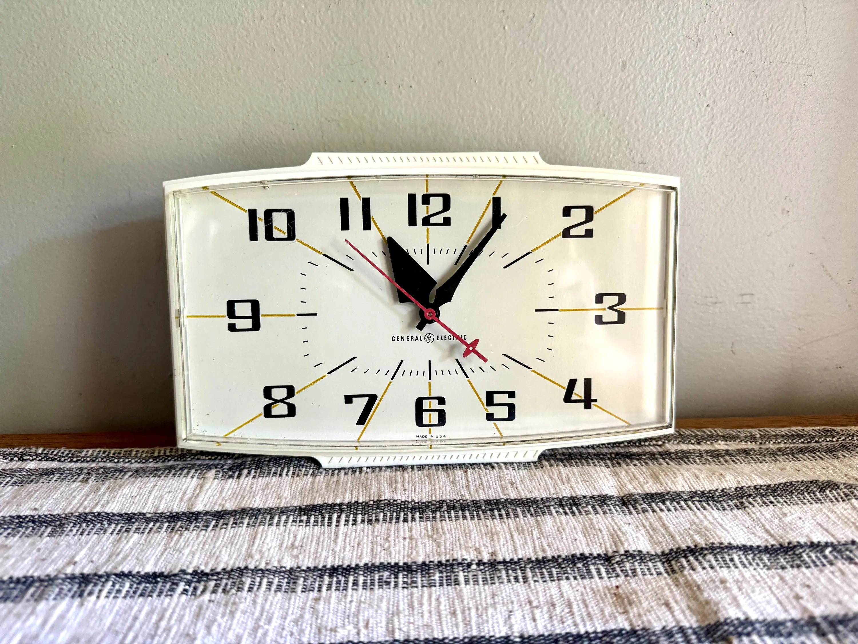 Vintage MCM General Electric Wall Clock | White G.E. 2153 Kitchen Clock | Mid Century White Kitchen Clock | Working Electric Wall Clock